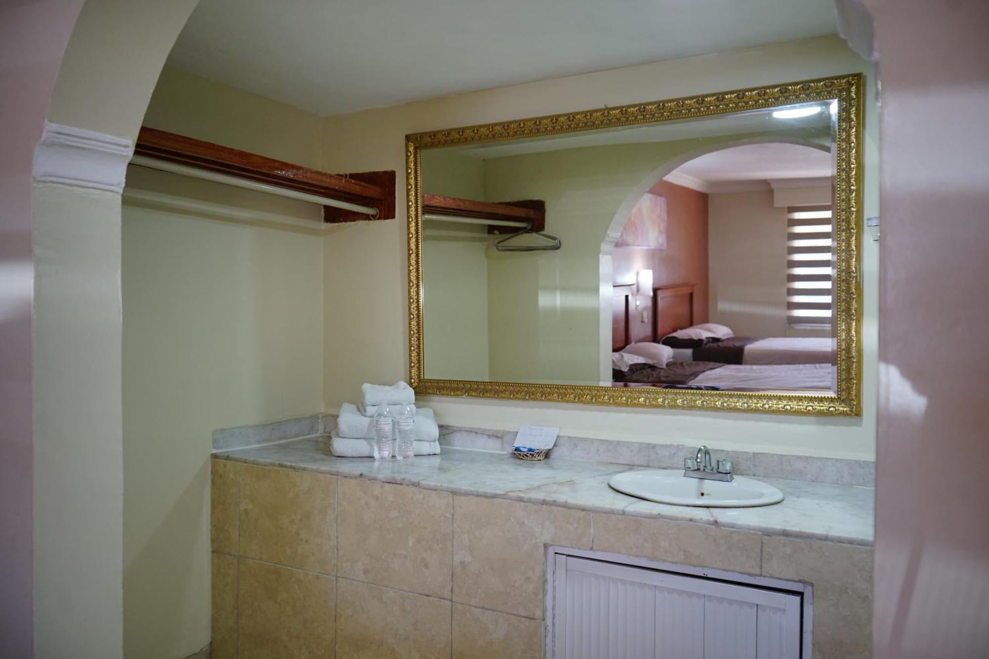Hotel Posada Del Sol Inn Торреон Экстерьер фото